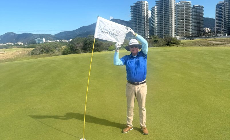 Golfista de 70 anos consegue uma das jogadas mais difíceis do golfe, no Sul-Americano Sênior, no Rio