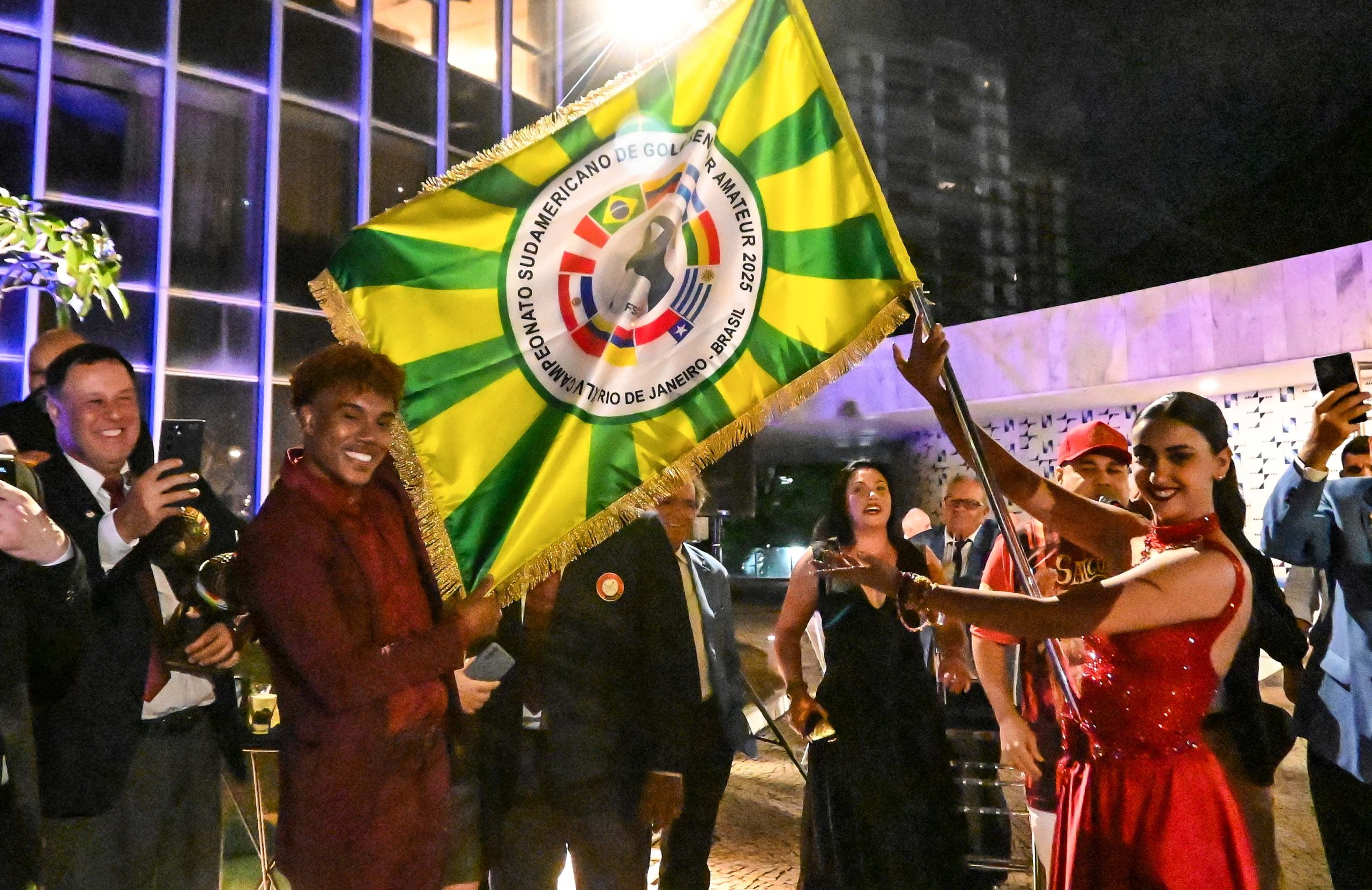 Bandeira do Sul-Americano com os integrantes da Portela no Hotel Nacional: apoteose