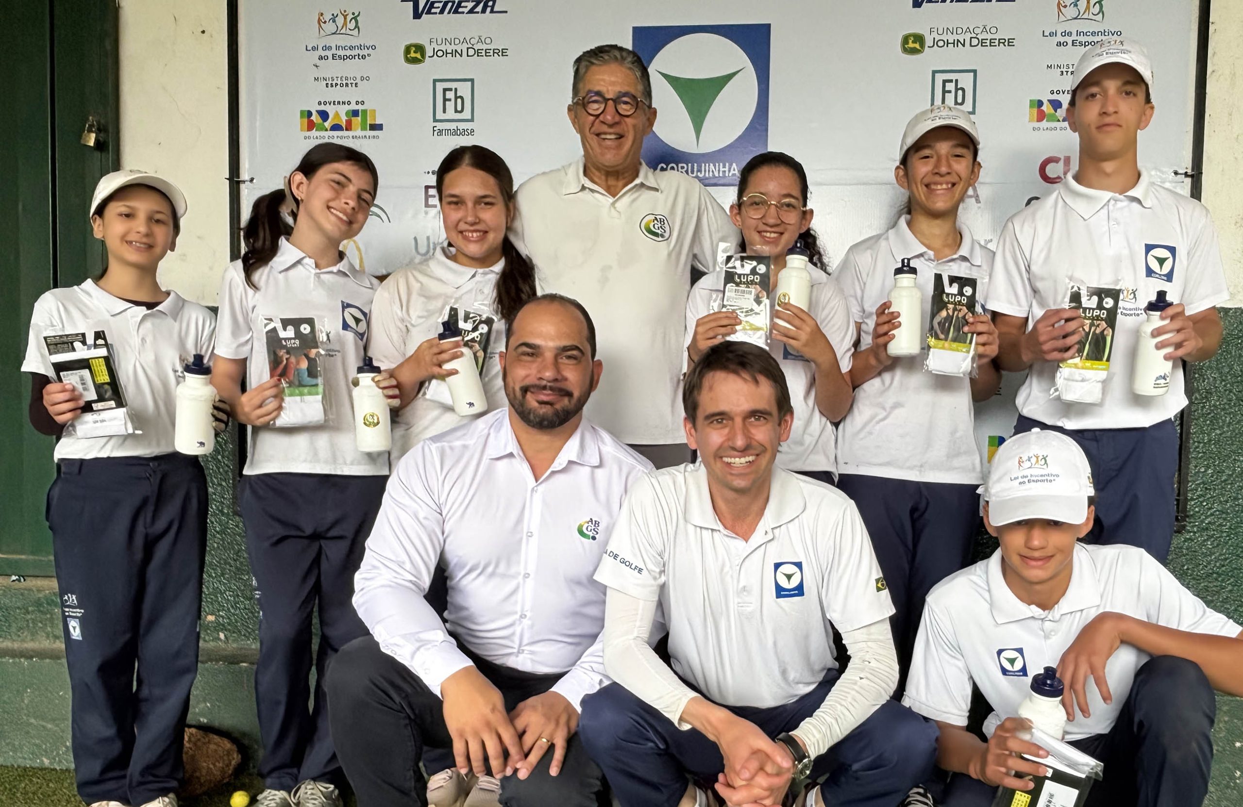 ABGS vista o Projeto Corujinha em Louveira e doa equipamentos para os jovens golfista