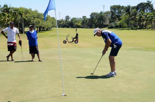 Delpho Pelosini Sobrinho putt no 9