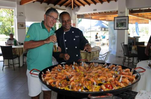 Grego e o chef Joao com a paella