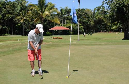 Henry Munhoz putt no 9