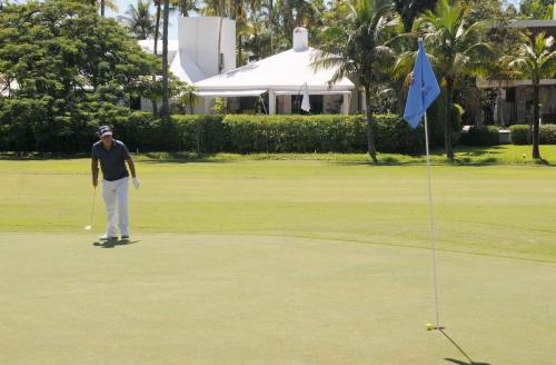 Isaac Dayan putt no 9
