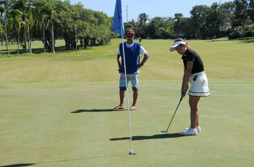 Luciana Yabumoto putt no 9