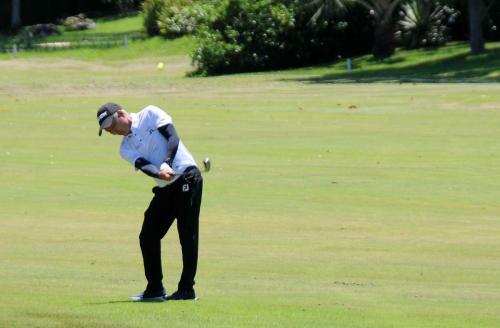 Ramiro Yabumoto  impacto no fairway do 9