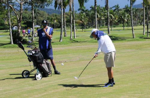 Yocito Fukuda impacto no fairway do 9