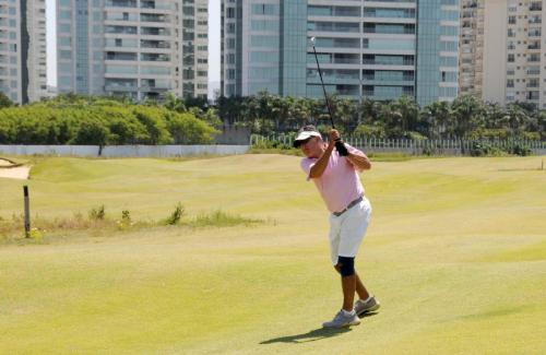 Constantino Ajimasto Junior no fairway do 1