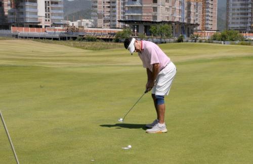 Constantino Ajimasto Junior putt no 18