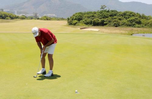 Delpho Pelosini Sobrinho putt no 2