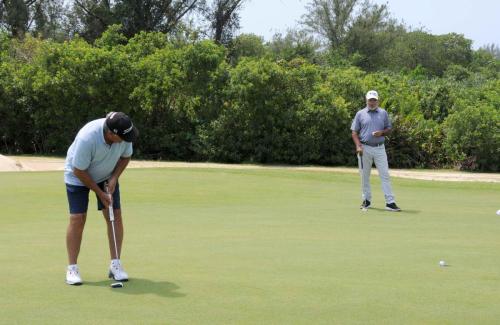 Delpho Pelosini Sobrinho putt no 10
