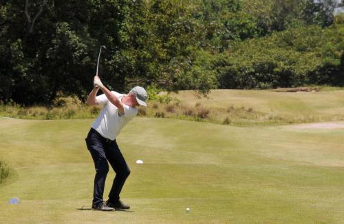 Douglas Black backswing no tee