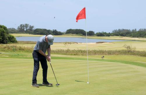 Douglas Black putt no 15