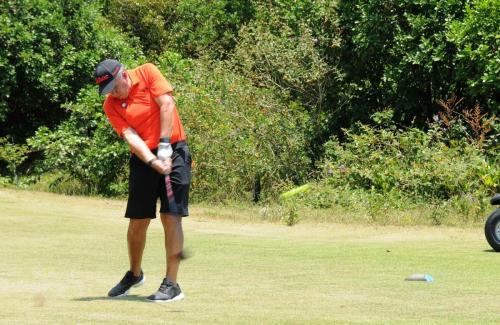 Emiliano Saran Azevedo impacto no tee do 5