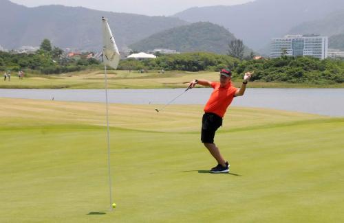 Emiliano SAran Azevedo putt no  3