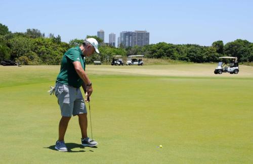 Emiliano Saran Azevedo putt no 2