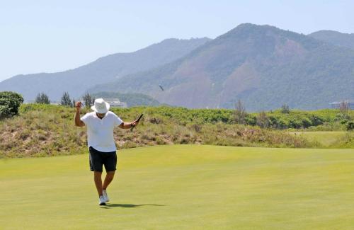 mauricio Ferreira comemora birdie no 1