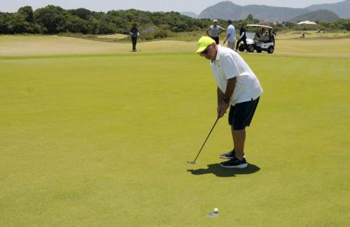 Rene Wakil putt no 2
