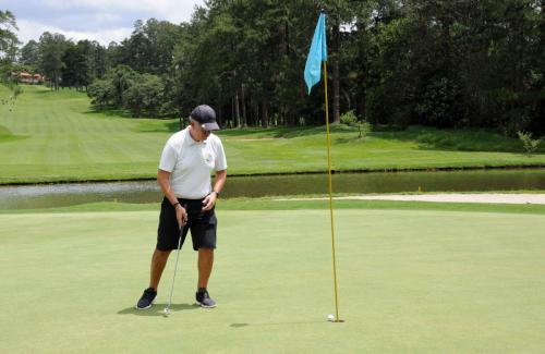 Emiliano Saran Azevedo putt no 1