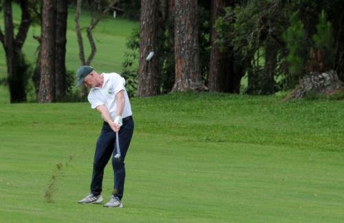 ouglas Black impacto no fairway do 1