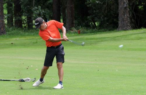 Toshiaki Shitara impacto no fairway do 1