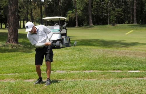 Levon Kissajikian impacto no fairway do 1