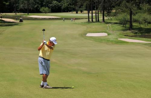 Rodolfo Santos backswing no fairway do 1