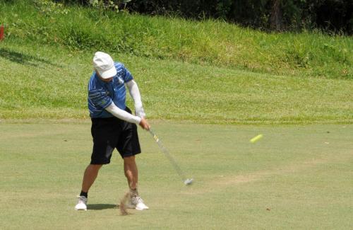 Yocito Fukuda impacto no fairway do 1